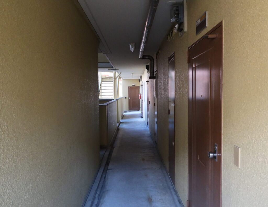 マンション修繕工事 | 廊下・階段の床と排水溝